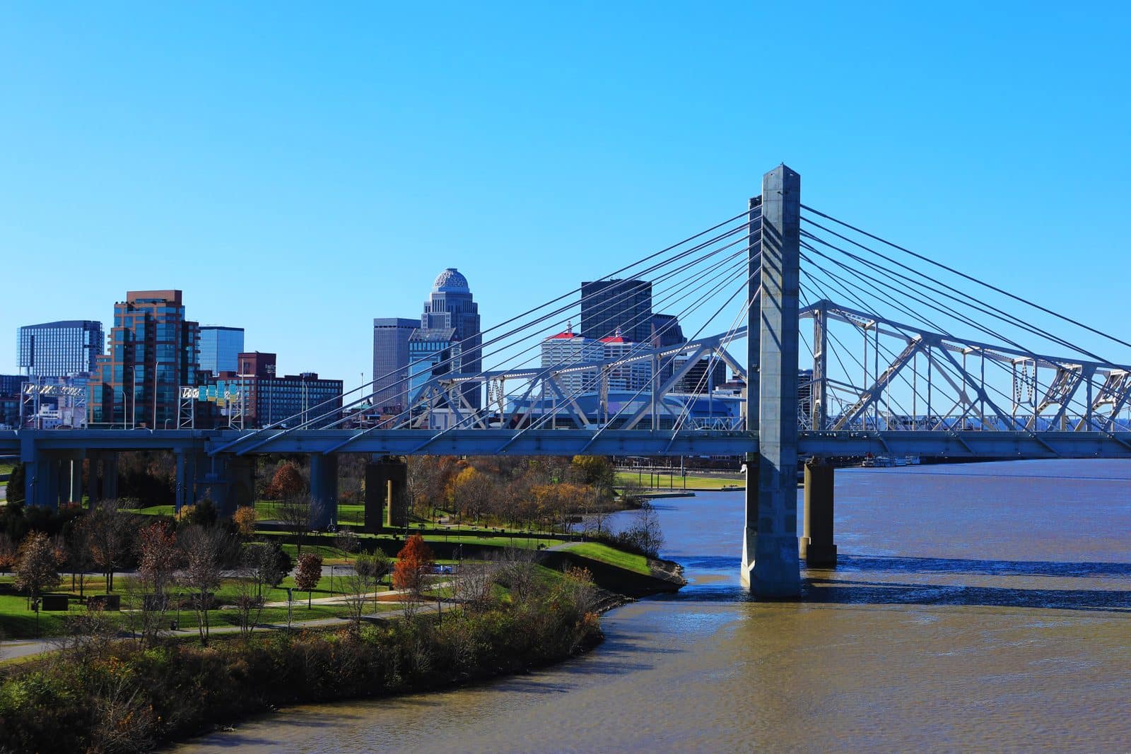 Louisville, Kentucky skyline with the John F. Kennedy Bridge over the Ohio River.